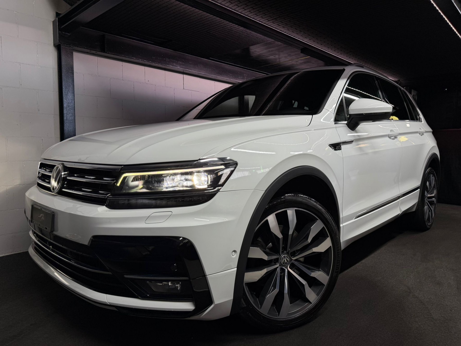 VW Tiguan 2.0TSI Highline R-Line 4Motion DSG / Top Austattung / Anhängerkupplung /-image-0