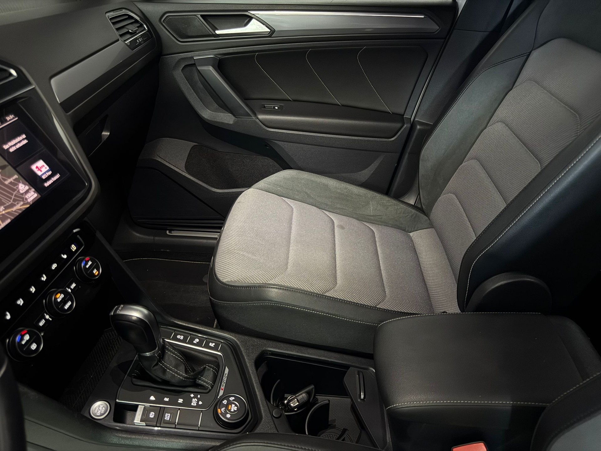 VW Tiguan 2.0TSI Highline R-Line 4Motion DSG / Top Austattung / Anhängerkupplung /-image-21