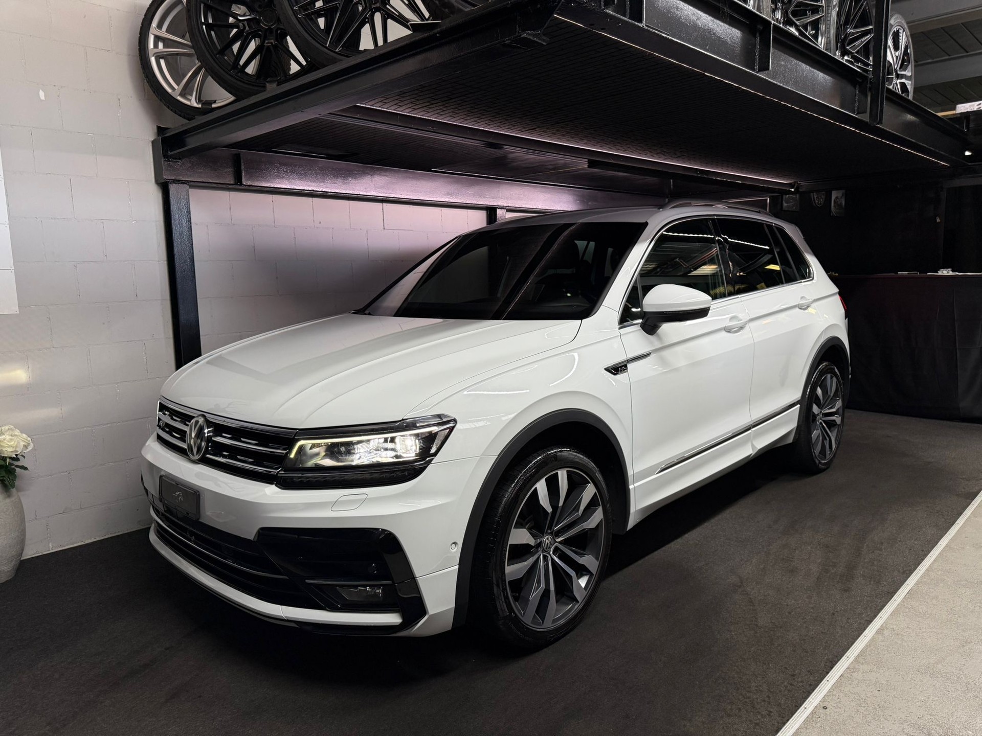 VW Tiguan 2.0TSI Highline R-Line 4Motion DSG / Top Austattung / Anhängerkupplung /-image-1