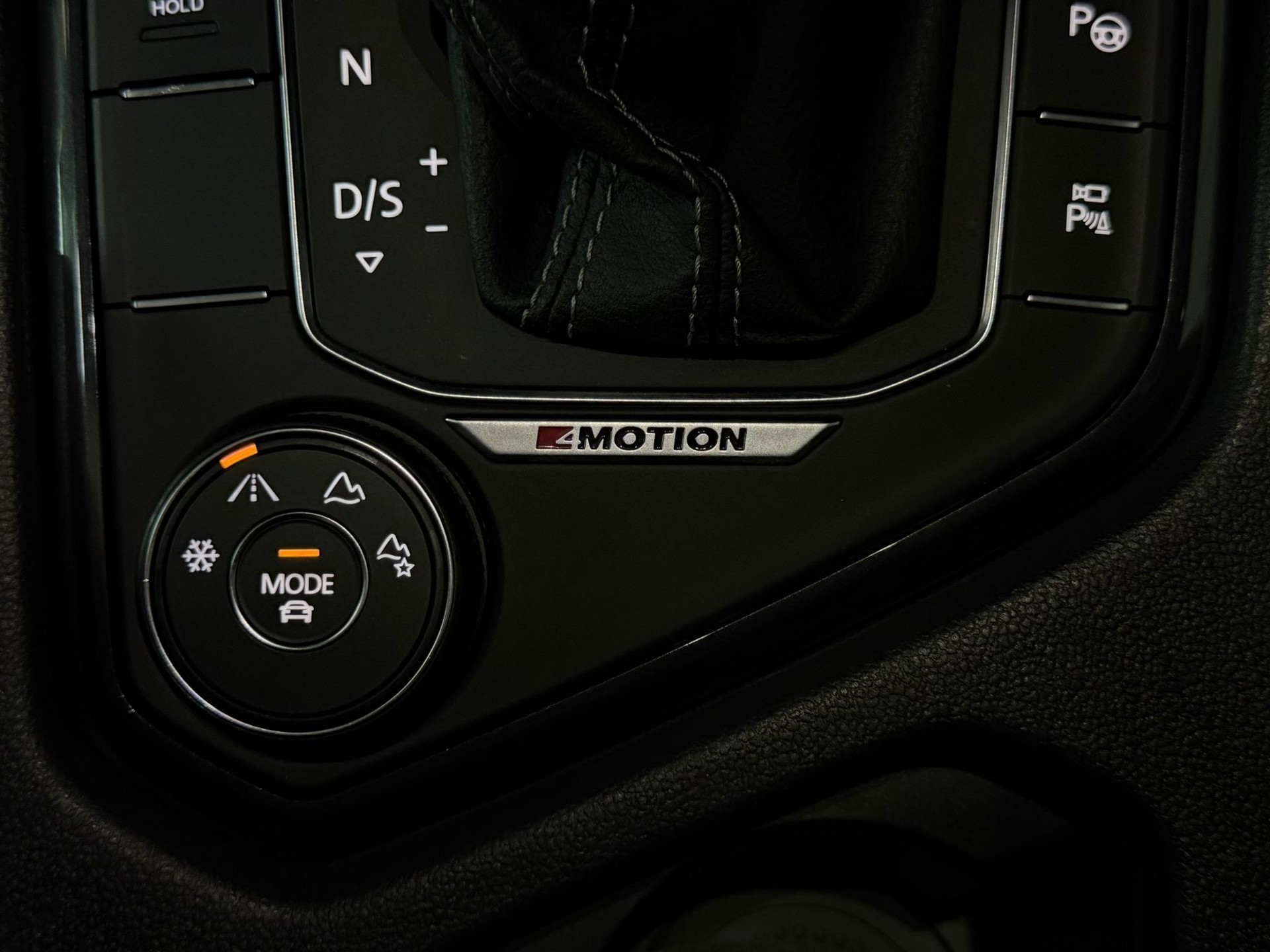 VW Tiguan 2.0TSI Highline R-Line 4Motion DSG / Top Austattung / Anhängerkupplung /-image-23