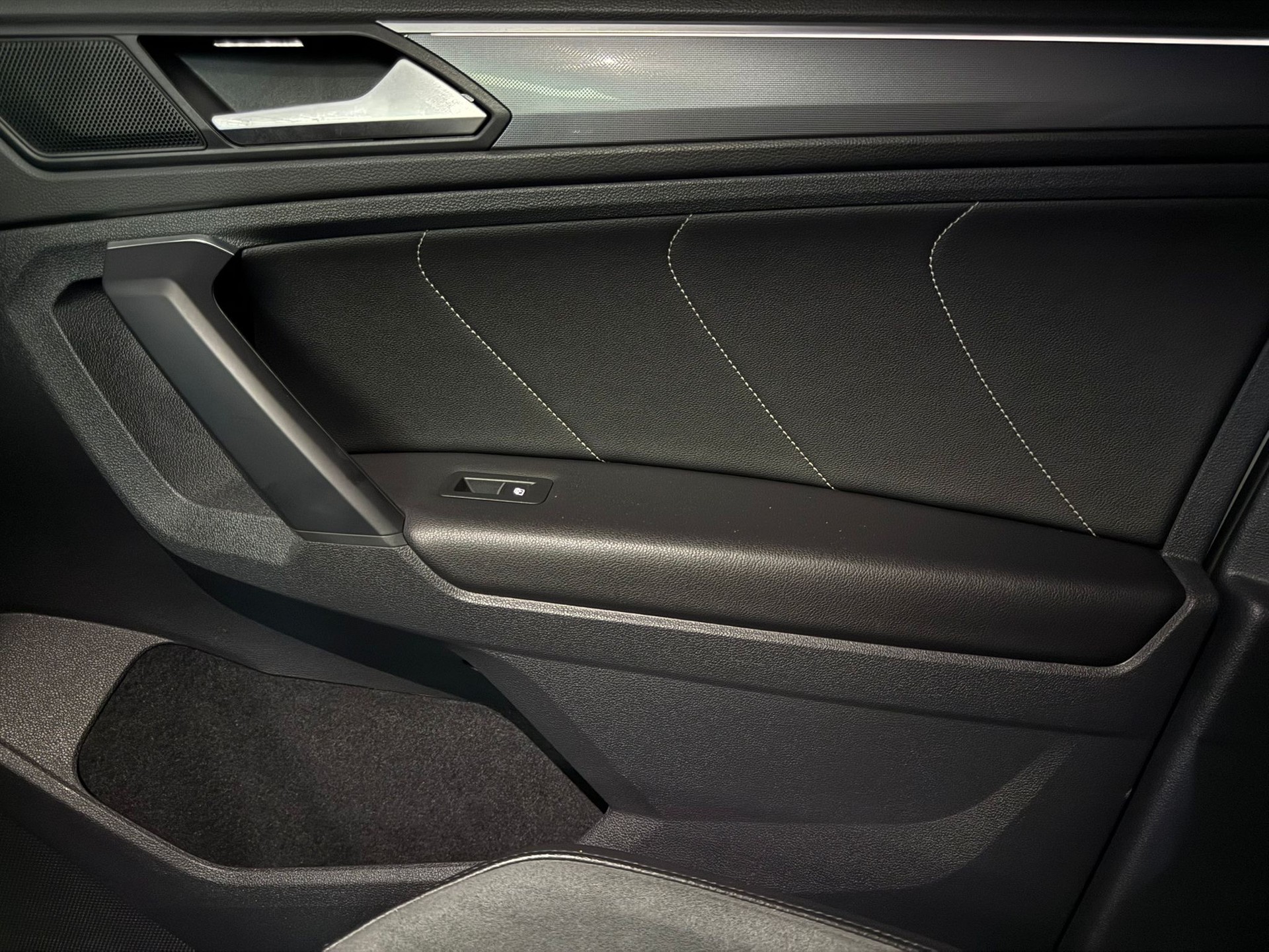 VW Tiguan 2.0TSI Highline R-Line 4Motion DSG / Top Austattung / Anhängerkupplung /-image-22