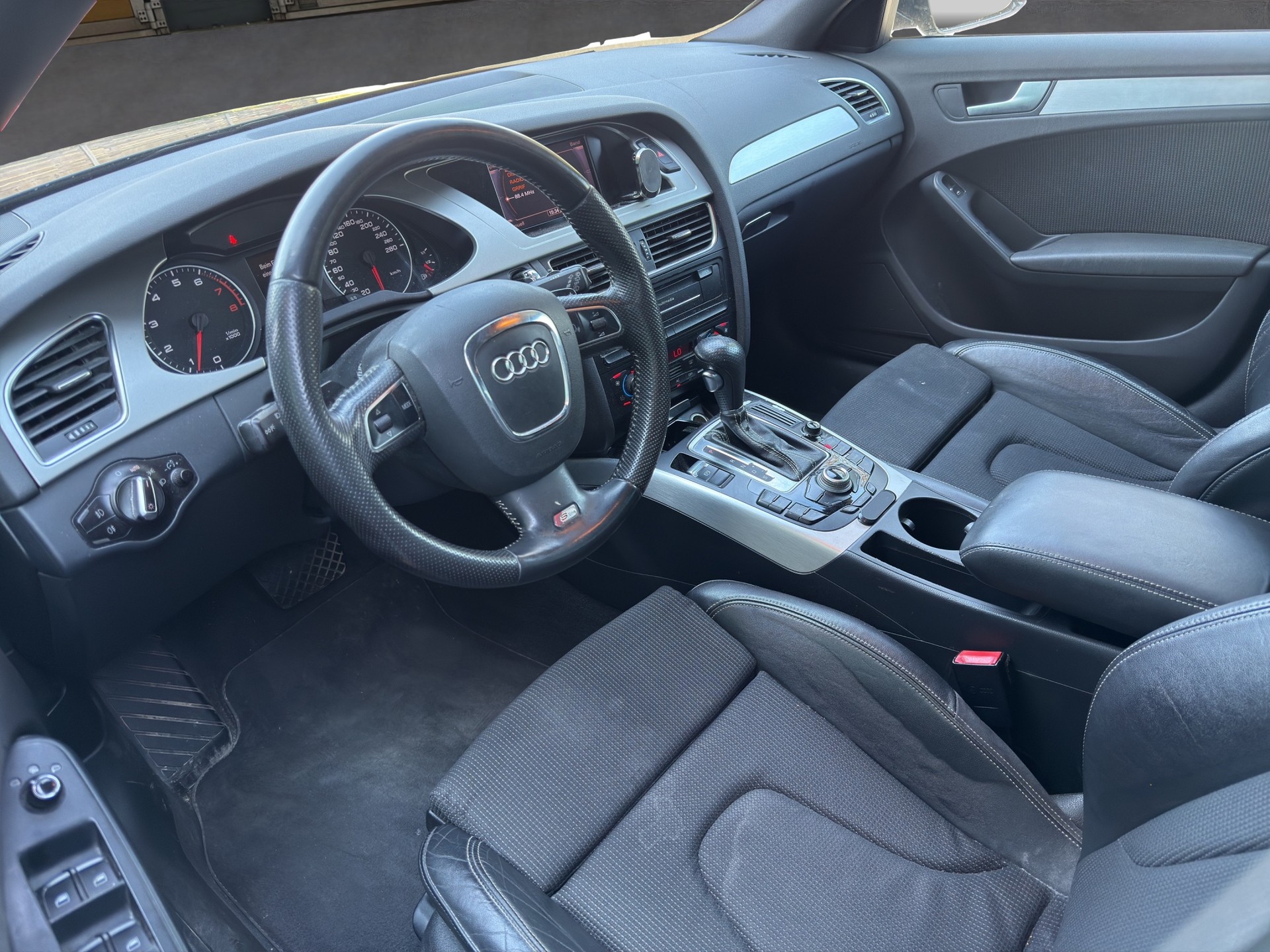 AUDI A4 Avant 2.0 TFSI multitronic-image-8