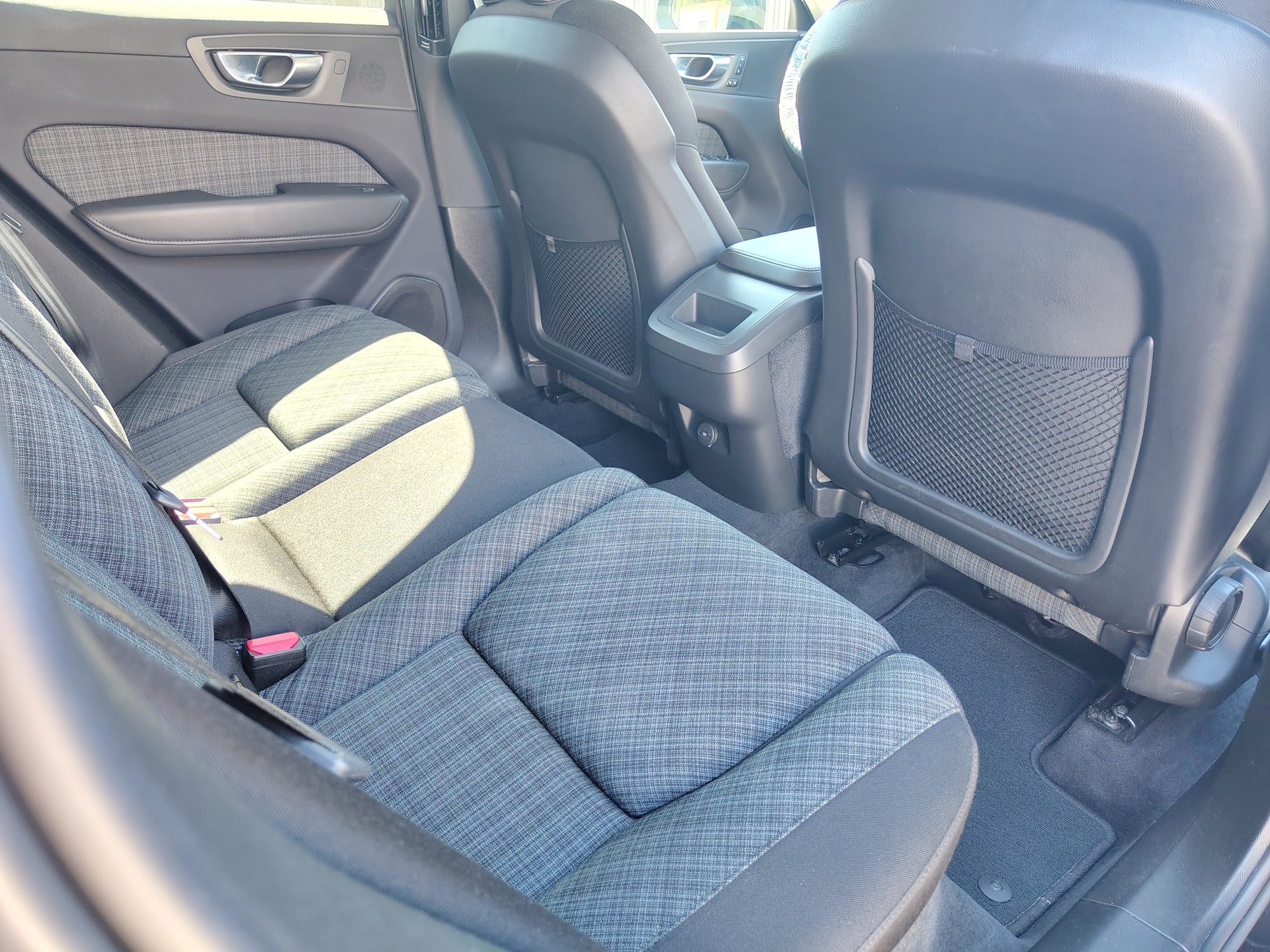 VOLVO XC60 B4 Benzin Mild Hybrid Momentum Geartronic-image-8