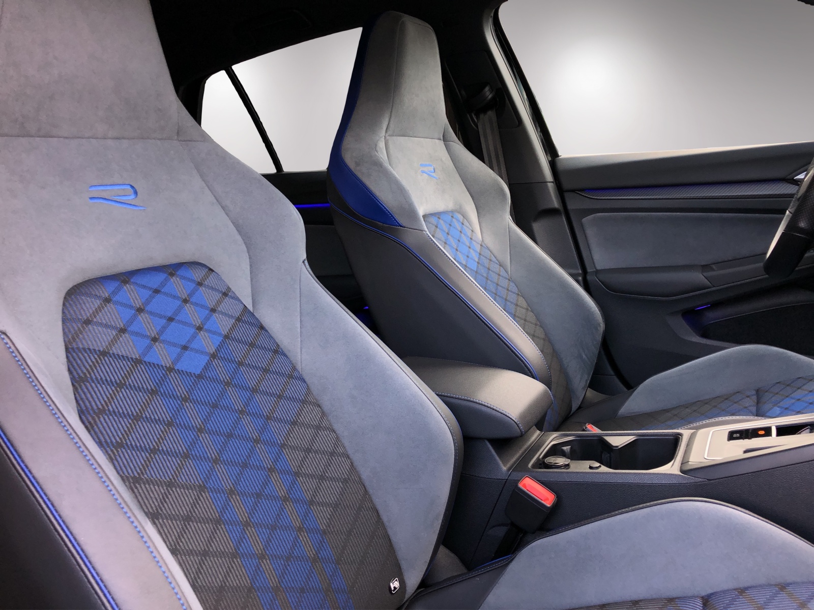 VW Golf 2.0 TSI R DSG 4Motion-image-17