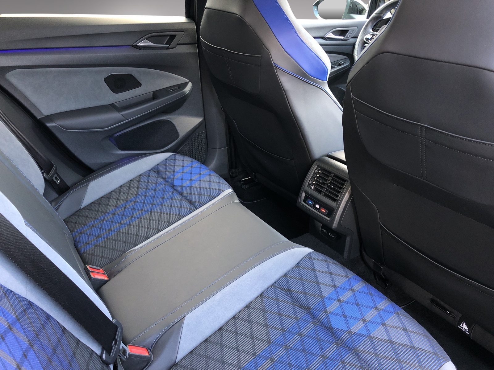 VW Golf 2.0 TSI R DSG 4Motion-image-18
