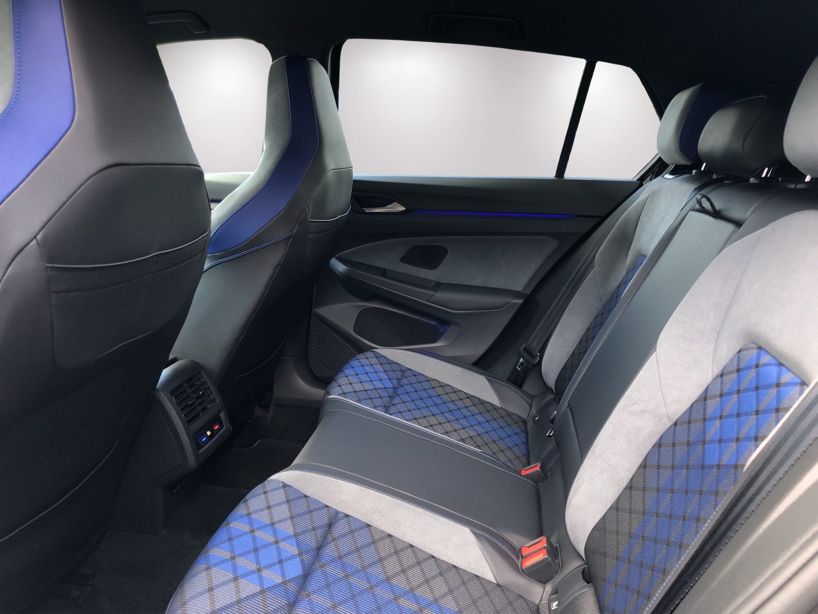 VW Golf 2.0 TSI R DSG 4Motion-image-19