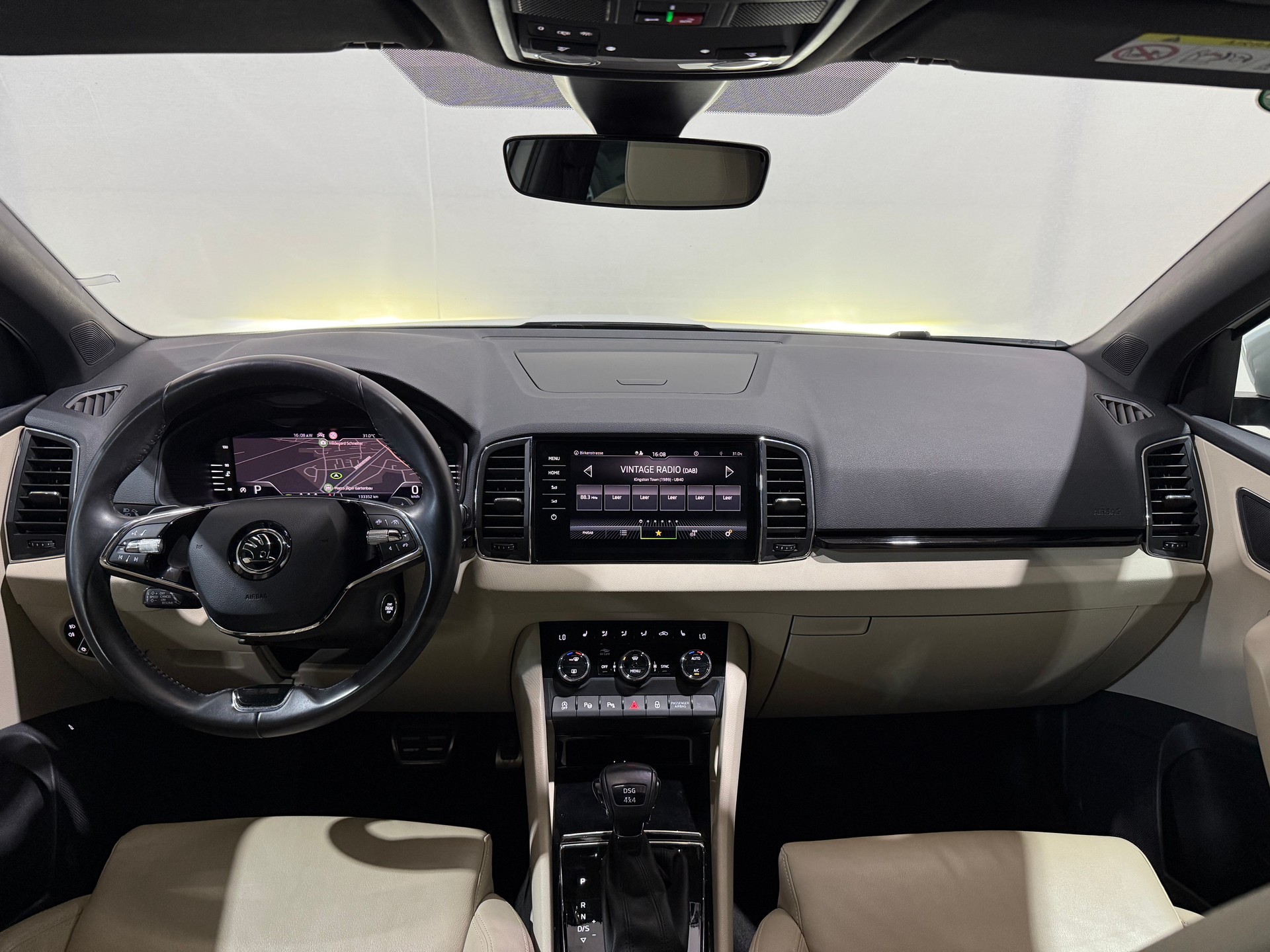 SKODA Karoq 2.0 TDI CR Style 4x4 DSG CH-Fahrzeug-image-11