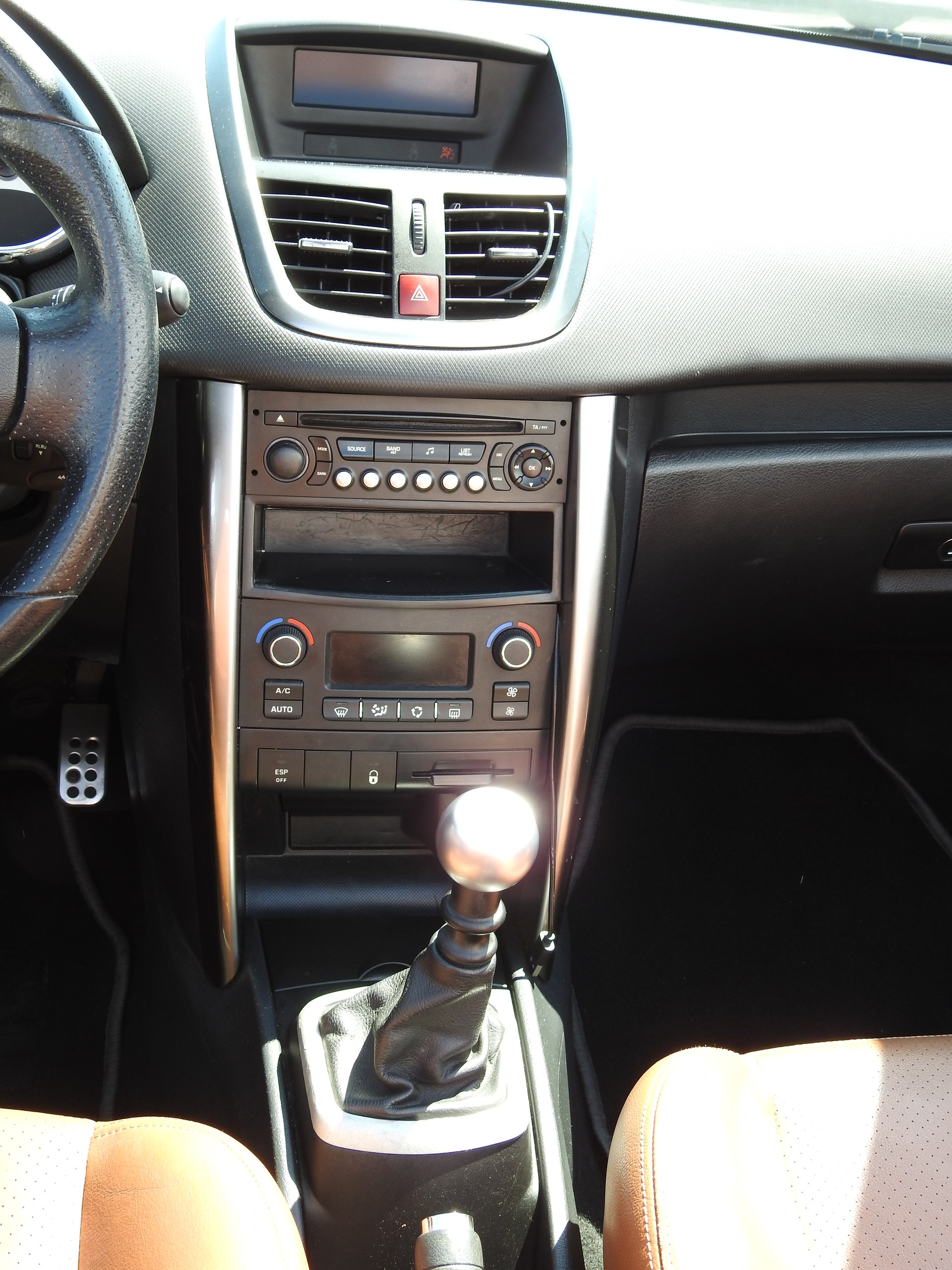 PEUGEOT 207 CC 1.6 16V Turbo Roland Garros-image-22