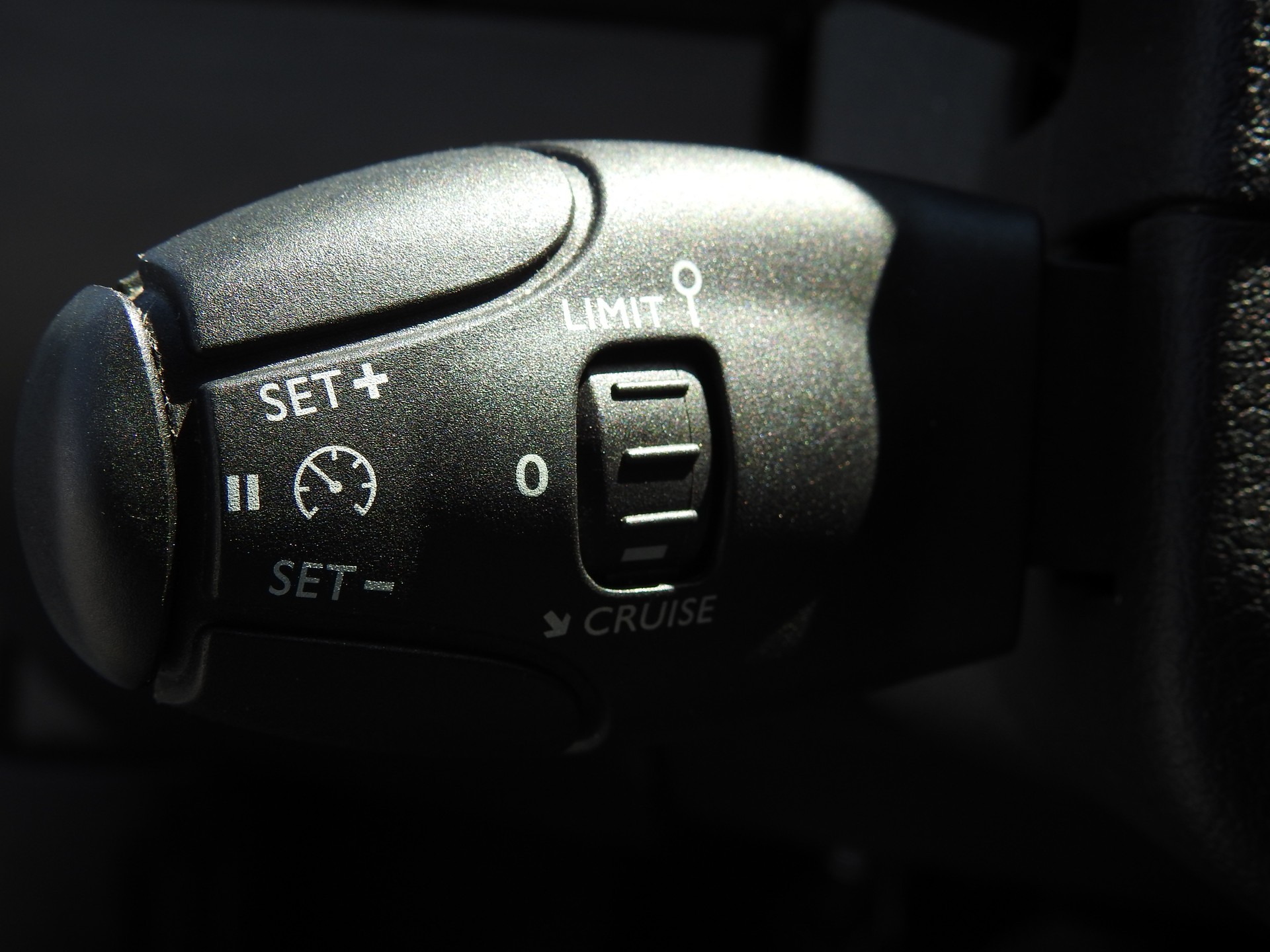 PEUGEOT 207 CC 1.6 16V Turbo Roland Garros-image-17
