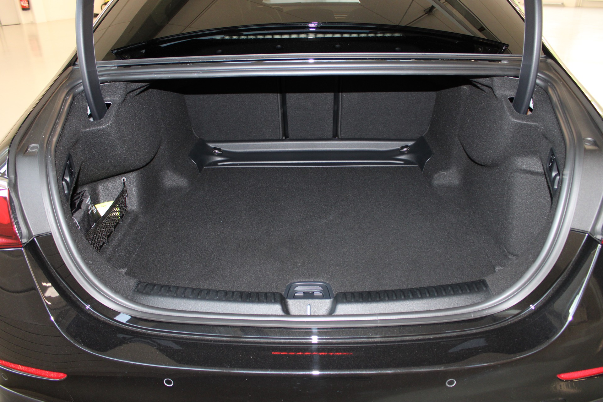 MERCEDES-BENZ E 220 d 4Matic 9G-Tronic-image-18