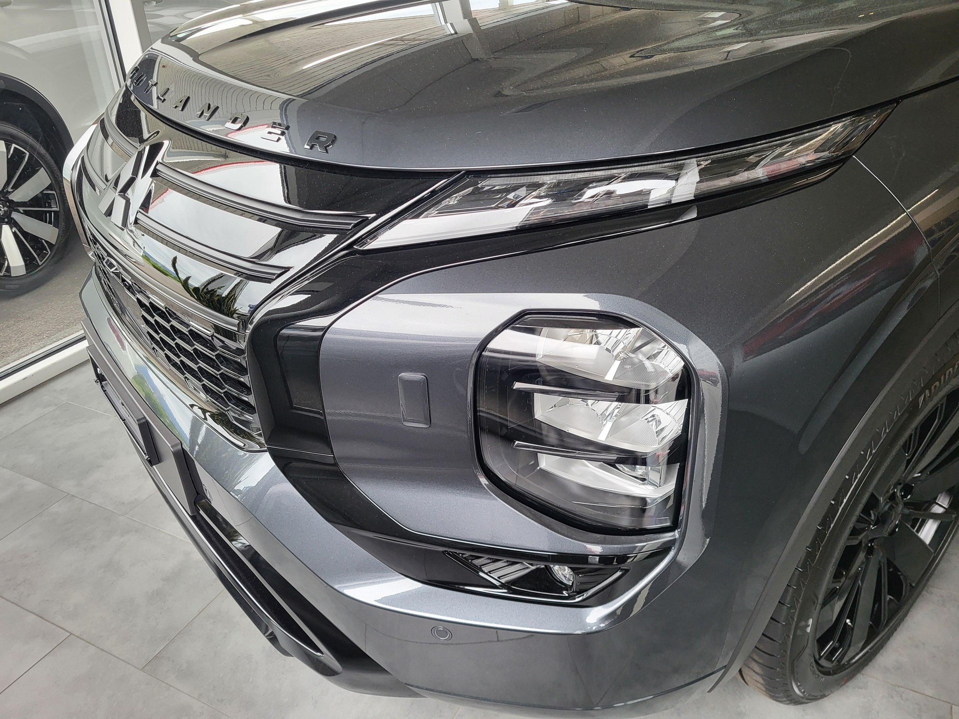 MITSUBISHI Outlander 2.4 PHEV Sport 4x4-image-2