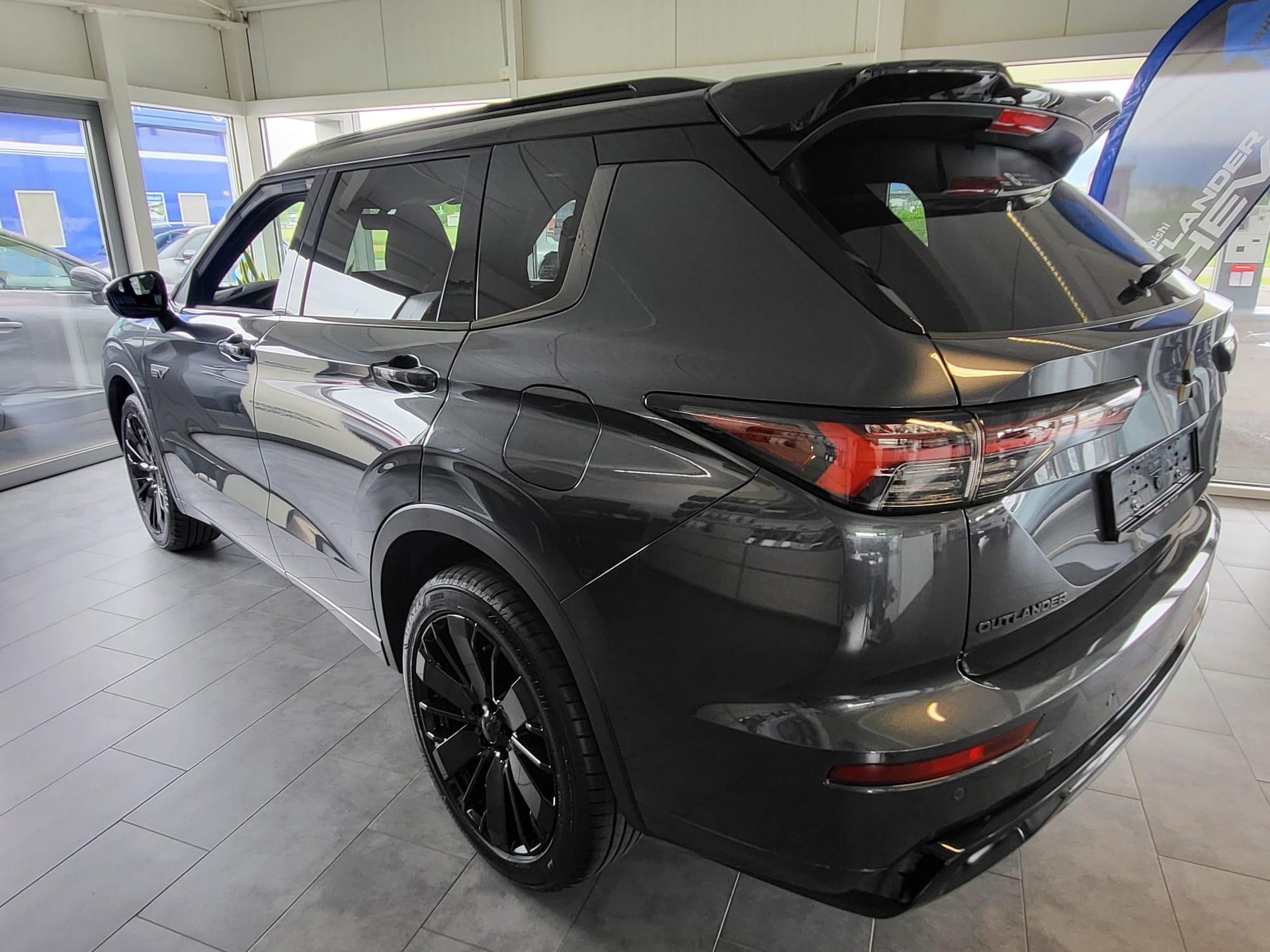 MITSUBISHI Outlander 2.4 PHEV Sport 4x4-image-1