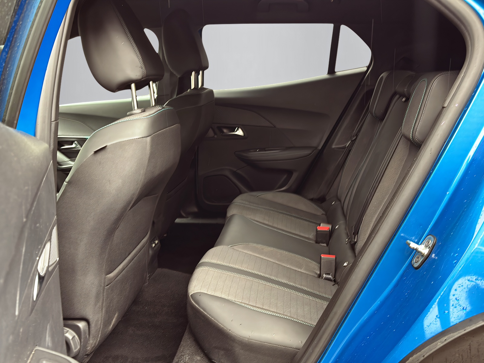 PEUGEOT 2008 1.2 PureTech 130 Allure-image-6