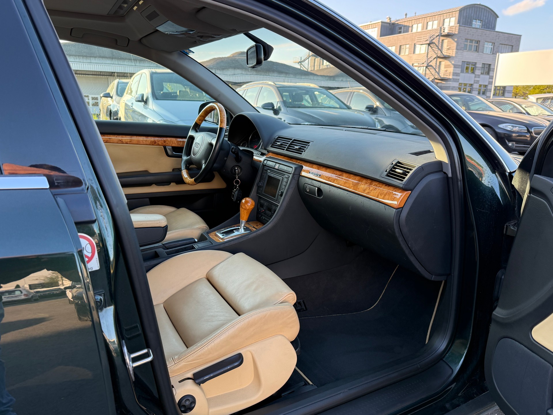 AUDI A4 3.0 V6 quattro "Audi exclusive" Frisch ab MFK / Sonderlackierung / Buffalo Leder / Holz Nussbaum / Schiebedach / Navi / Xenon-image-7