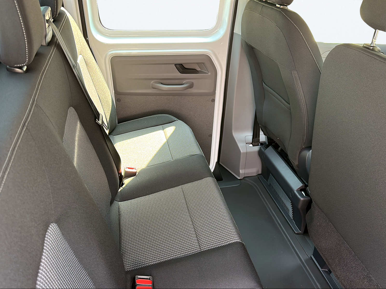 VW Transporter 2.0 TDI-image-14
