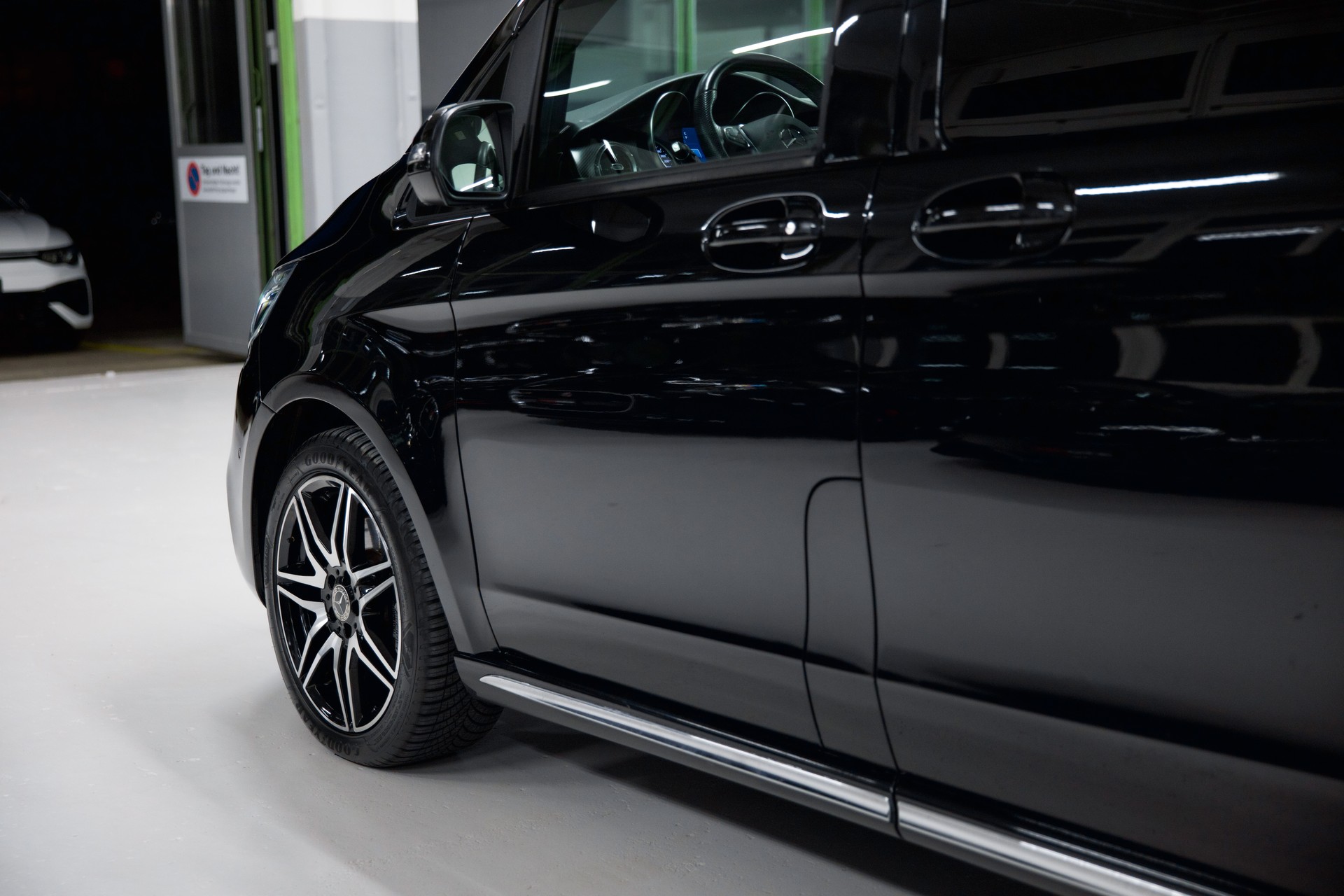 MERCEDES-BENZ V 300 d lang AMG Line Avantgarde 4Matic 9G-Tronic-image-14