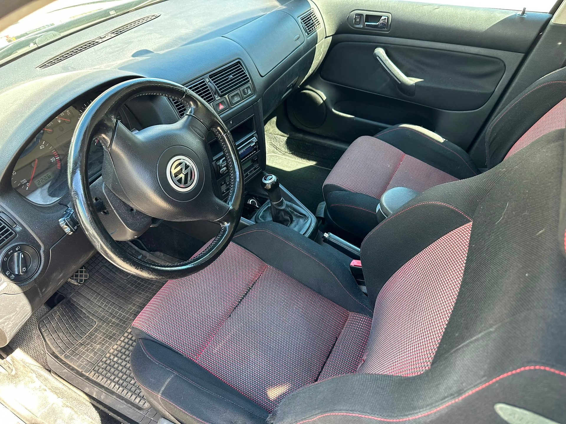 VW Golf 1.9TDI PD Highline 4Motion-image-4