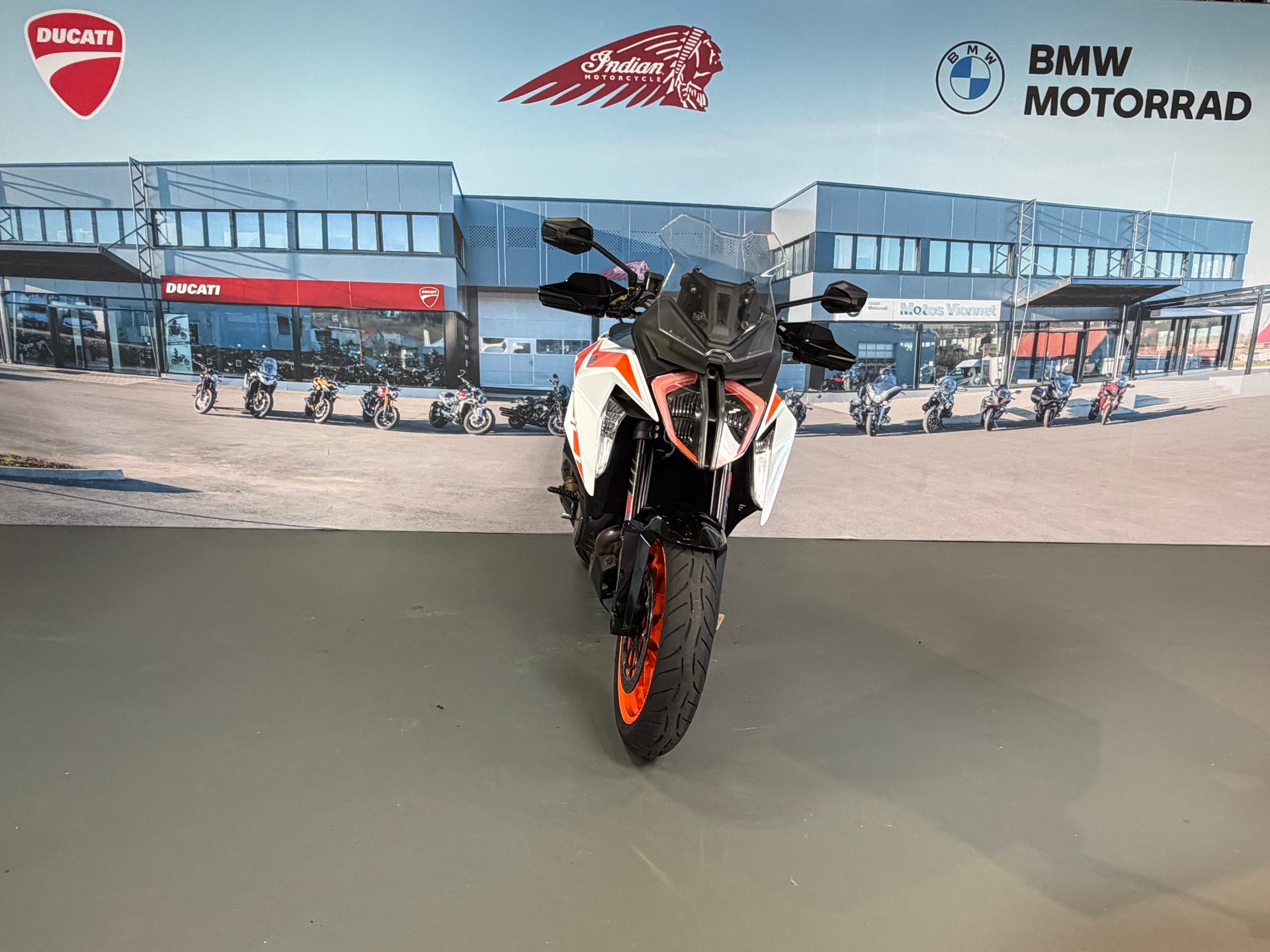 KTM 1290 Super Duke GT-showroom-element-1