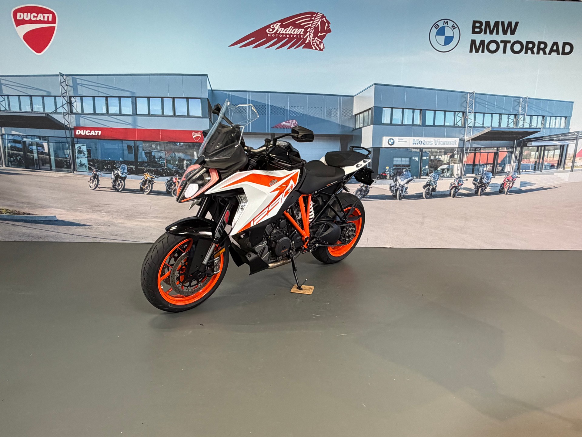 KTM 1290 Super Duke GT-showroom-element-2