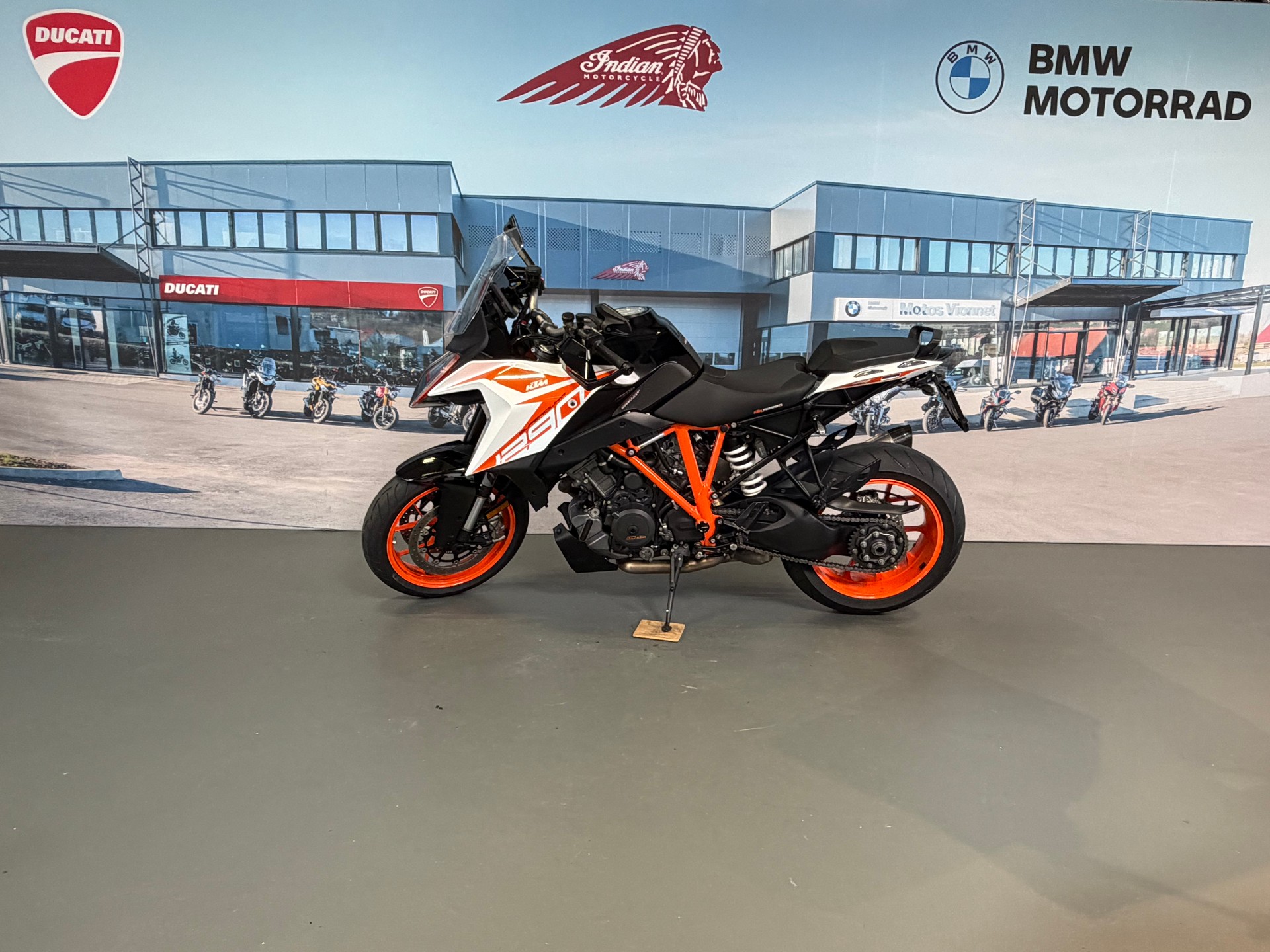 KTM 1290 Super Duke GT-showroom-element-3