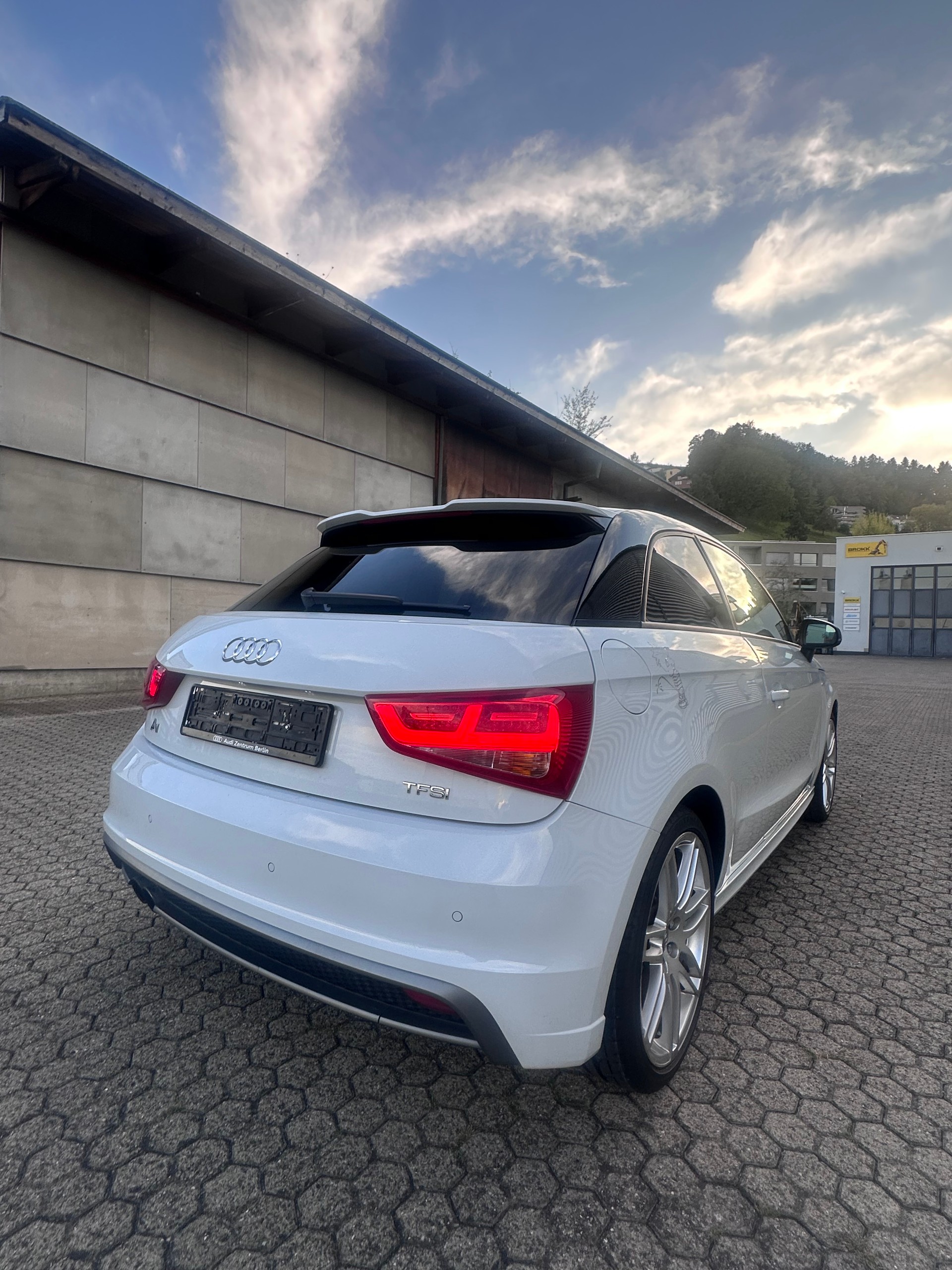 AUDI A1 Sport 1.4 TFSI Ambition S-tronic Automat, Panoramadach, Ledersitze, ab MFK-image-7