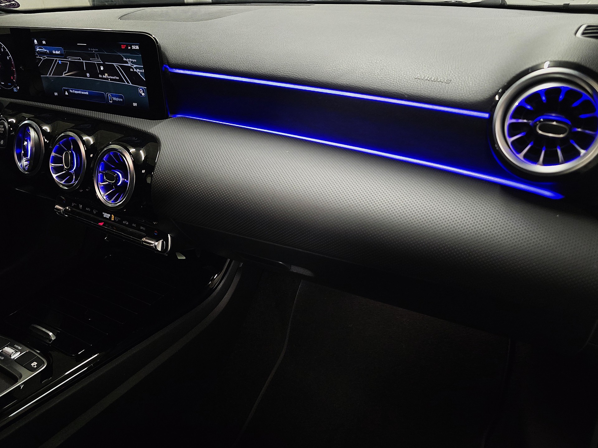 MERCEDES-BENZ A 220 AMG LINE 4Matic 8G-DCT-image-13