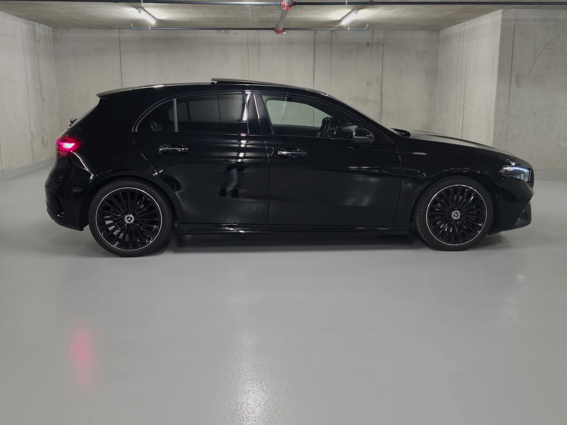 MERCEDES-BENZ A 220 AMG LINE 4Matic 8G-DCT-image-4