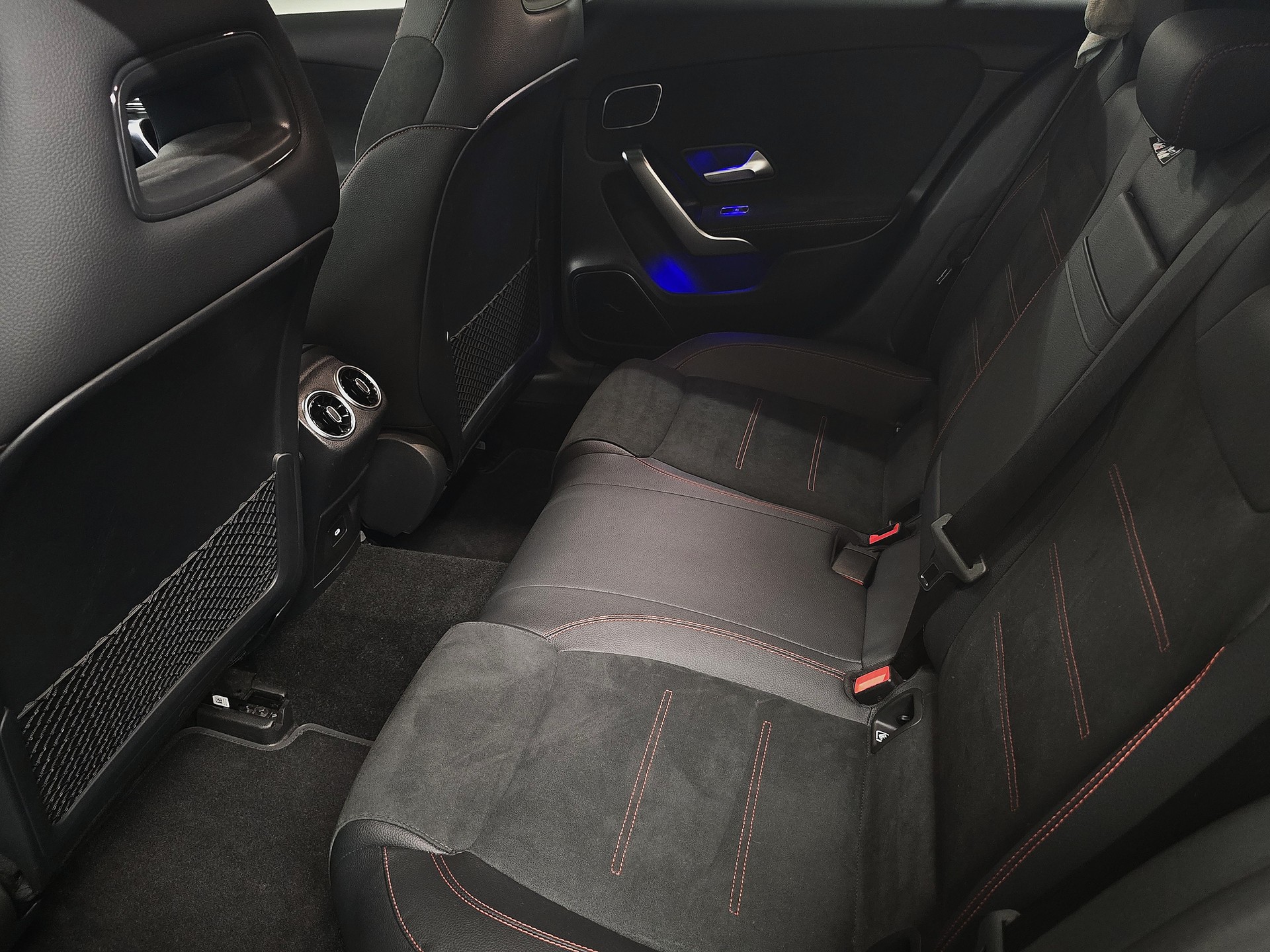 MERCEDES-BENZ A 220 AMG LINE 4Matic 8G-DCT-image-17
