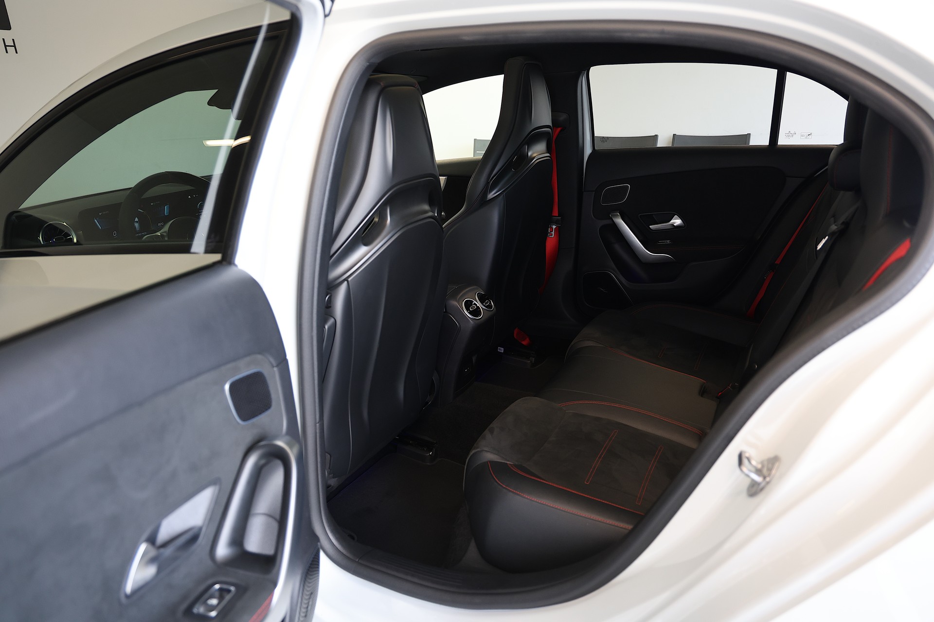 MERCEDES-BENZ A 45 S AMG 4matic+ *Aero Paket*-image-13