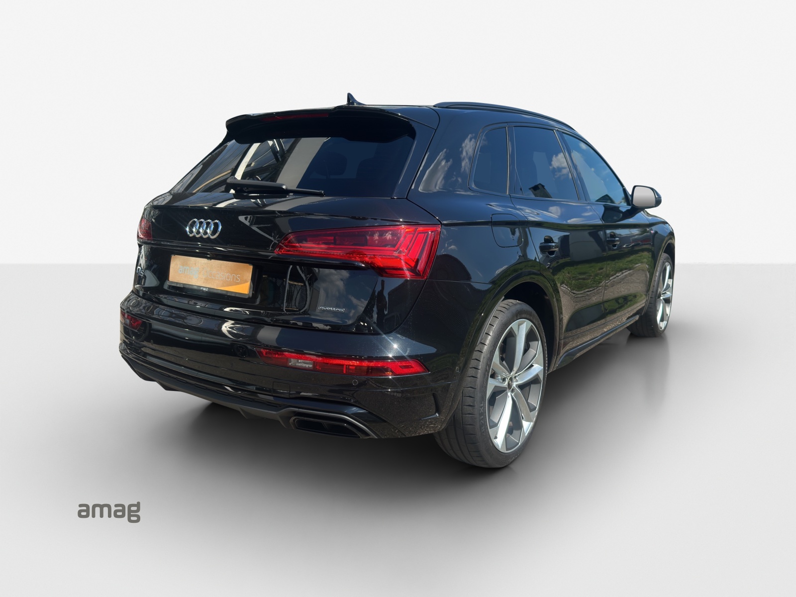 AUDI Q5 45 TFSI Black Edition quattro S-tronic-image-4
