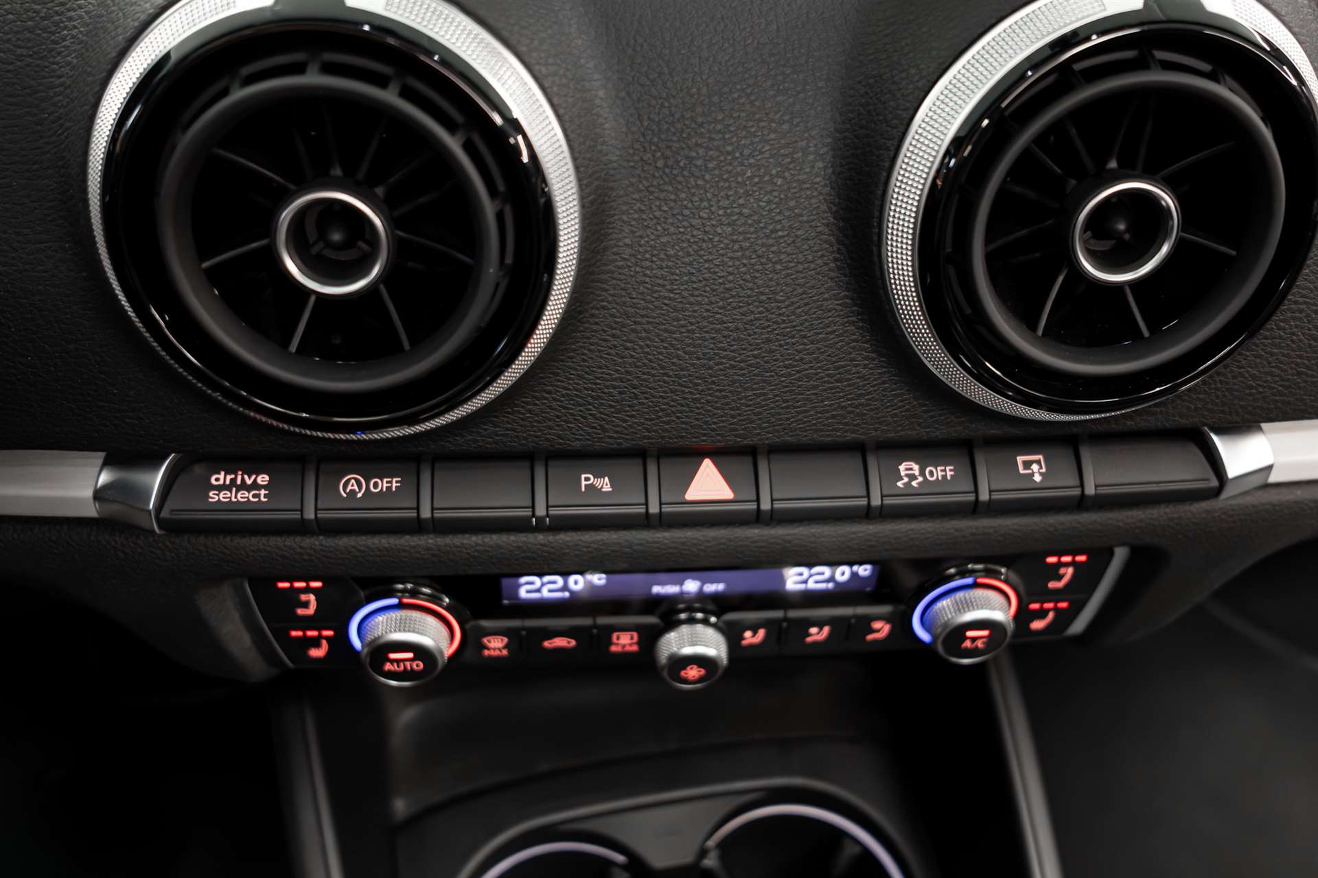 AUDI A3 Cabriolet 1.4 TFSI S-Line S-tronic-image-23