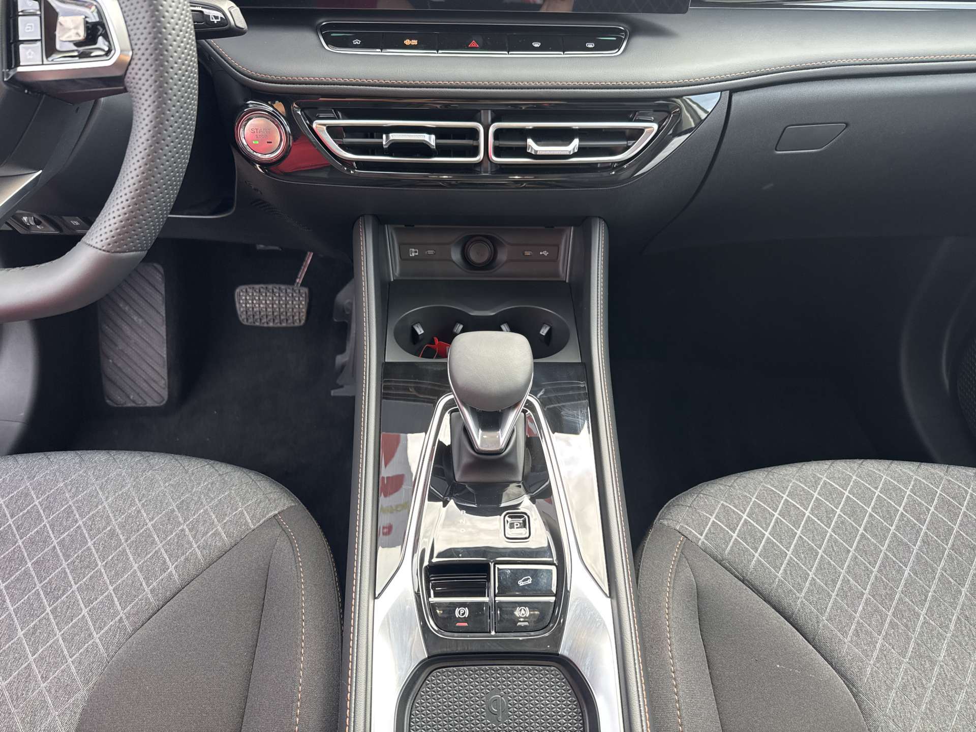 MG HS 1.5 T PHEV Comfort 272PS Automat-image-11