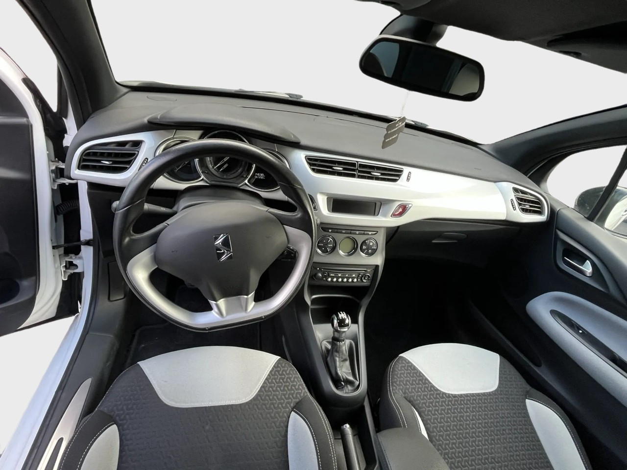 DS AUTOMOBILES DS3 1.2 VTi Eye Tech-image-9