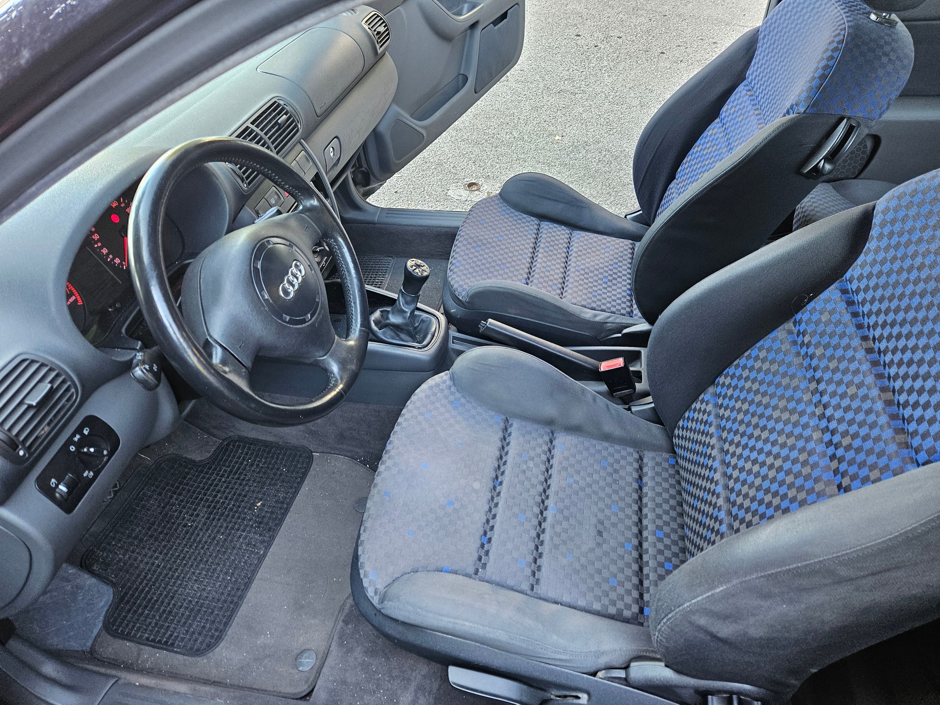 AUDI 1.6 Ambiente-image-4