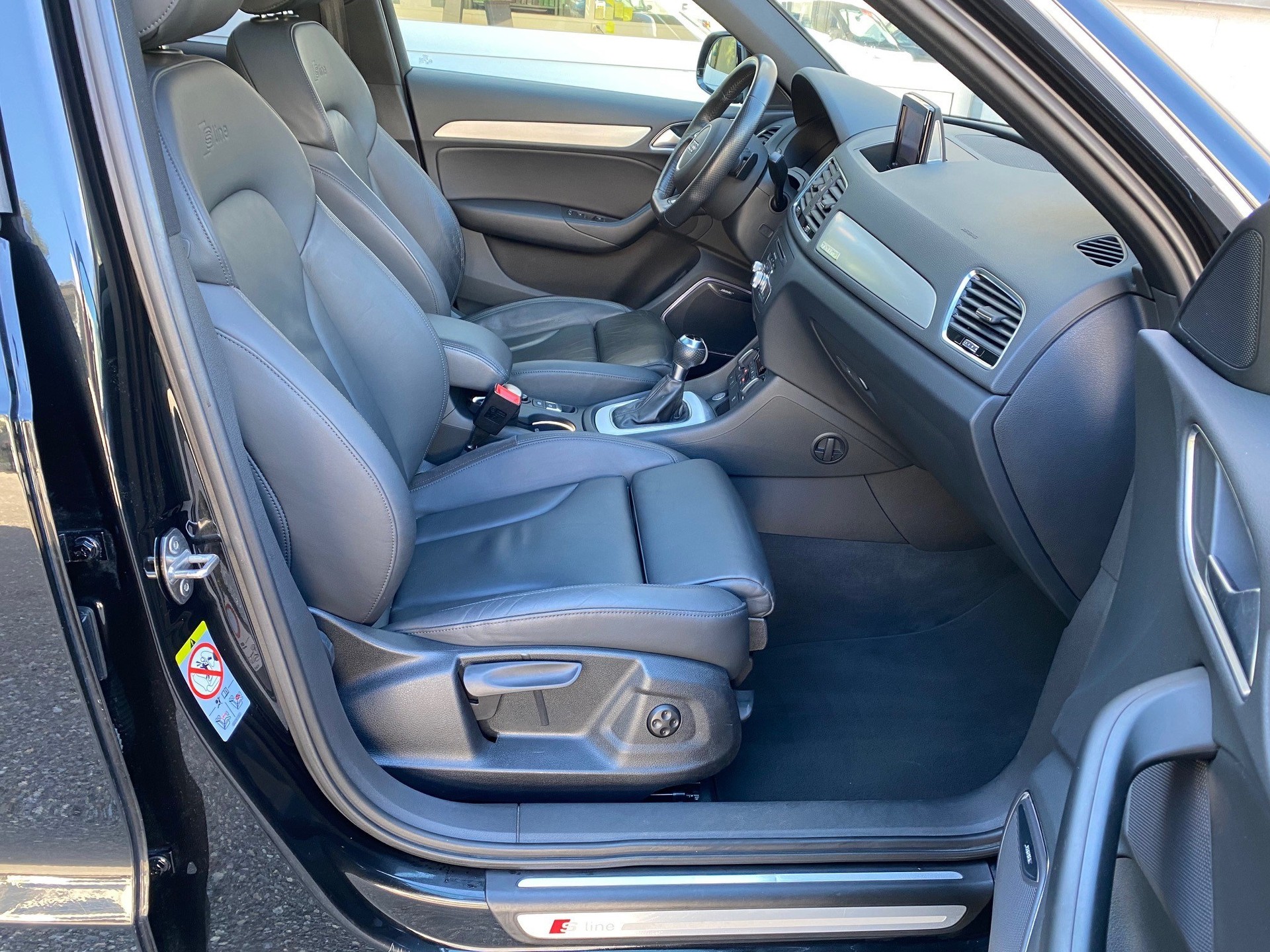 AUDI Q3 2.0 TFSI sport quattro S-tronic-image-12