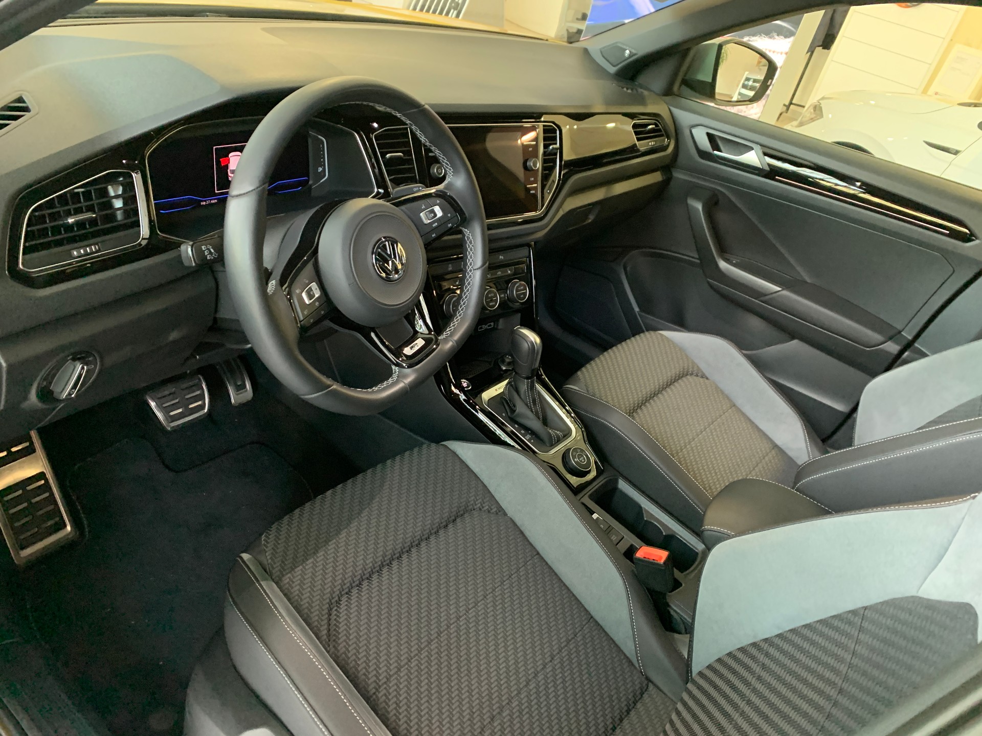 VW T-Roc 2.0 TSI R DSG 4Motion-image-9