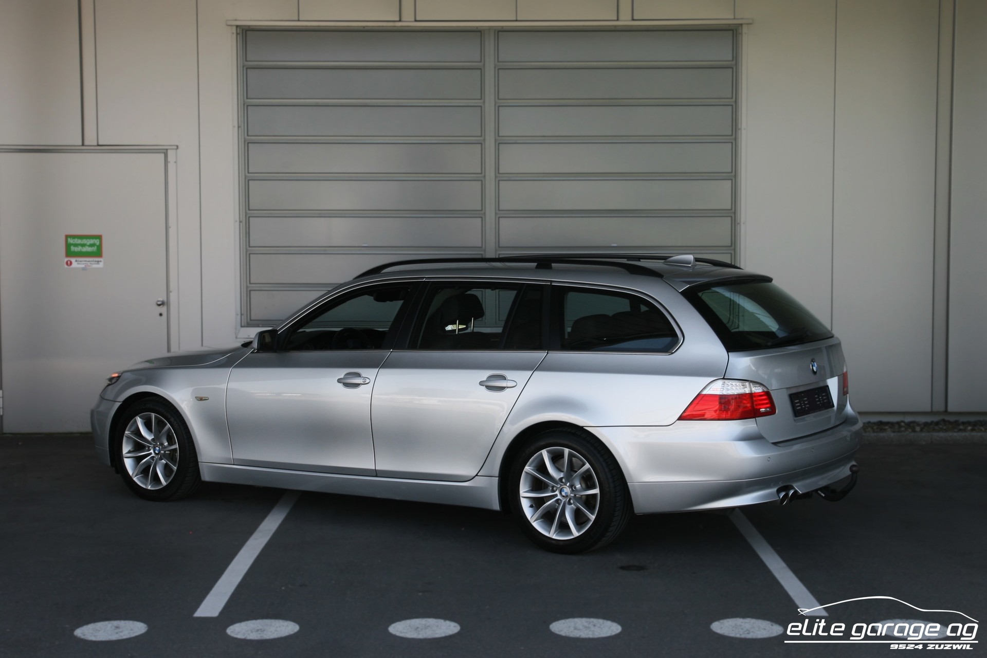 BMW 550i Touring Steptronic-image-2