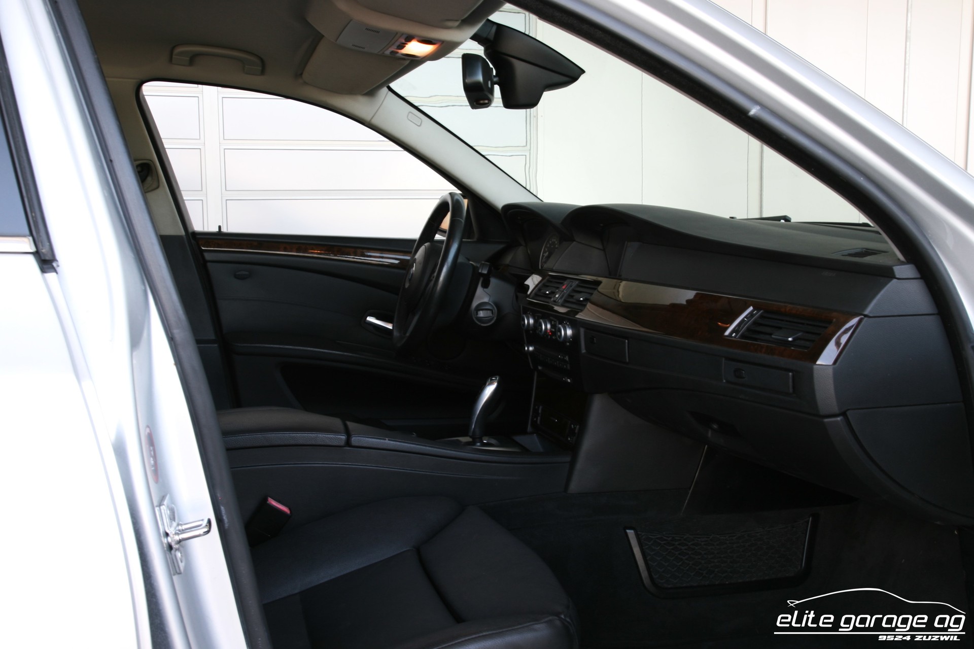 BMW 550i Touring Steptronic-image-15