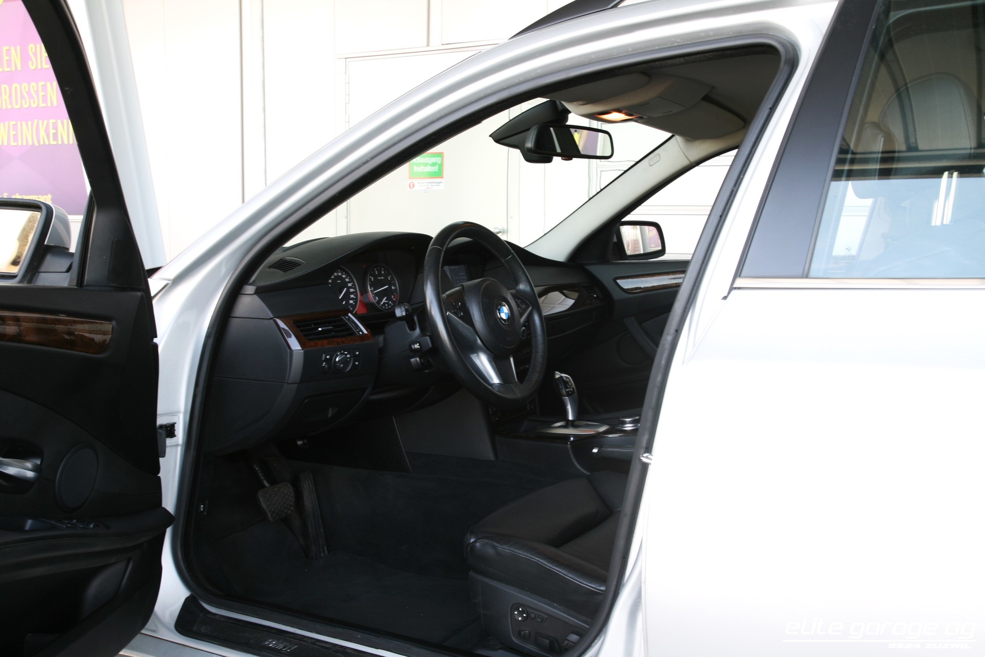BMW 550i Touring Steptronic-image-13
