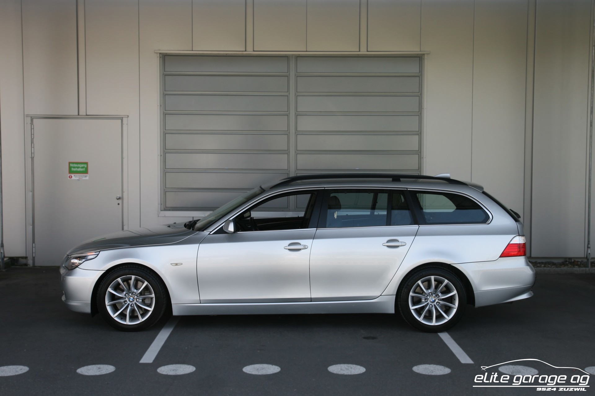 BMW 550i Touring Steptronic-image-1