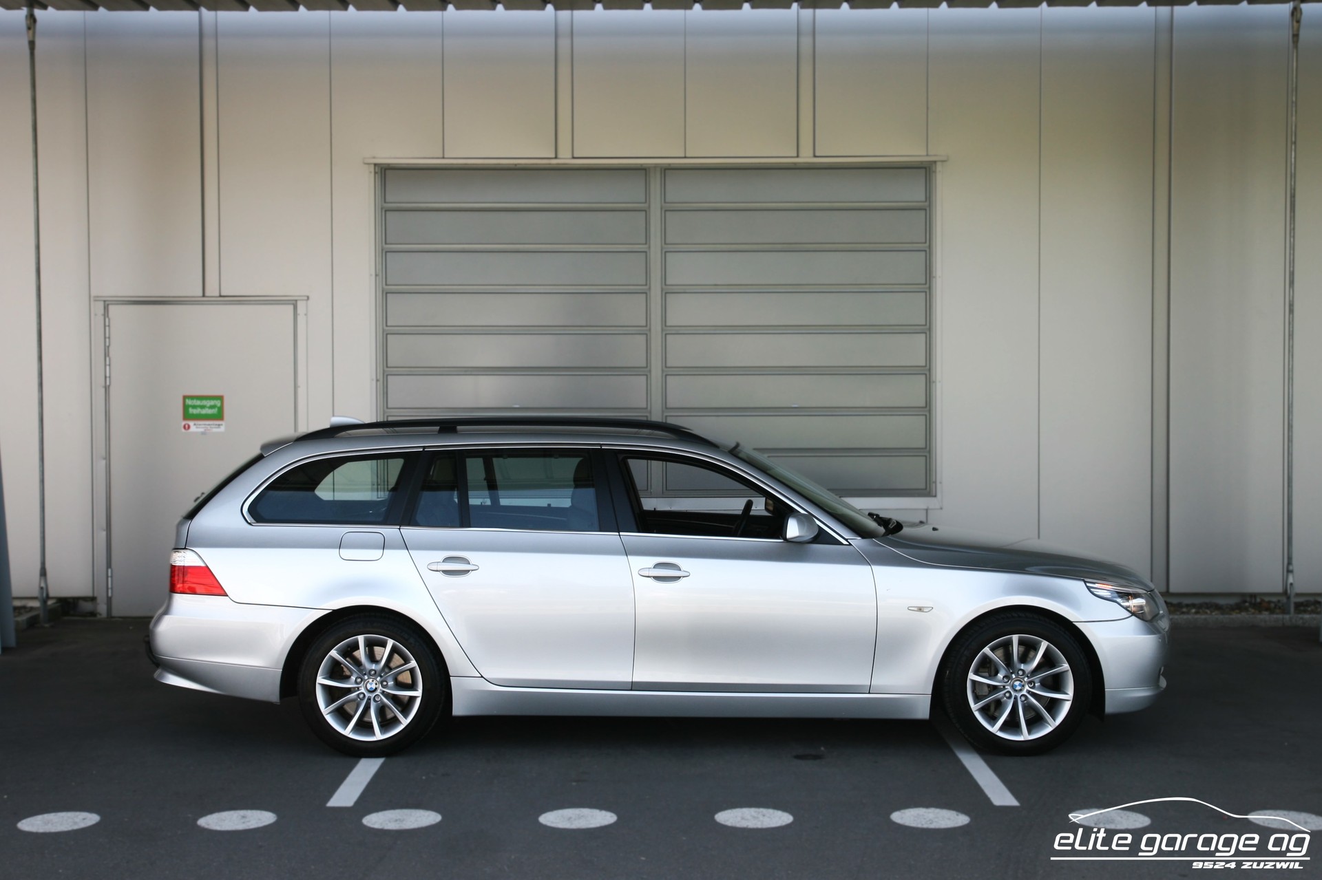 BMW 550i Touring Steptronic-image-5
