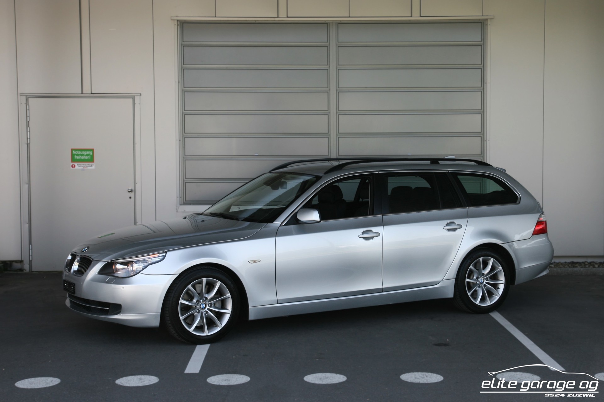 BMW 550i Touring Steptronic-image-0