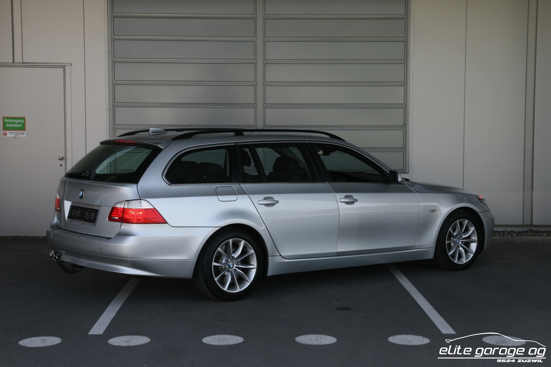 BMW 550i Touring Steptronic-image-4