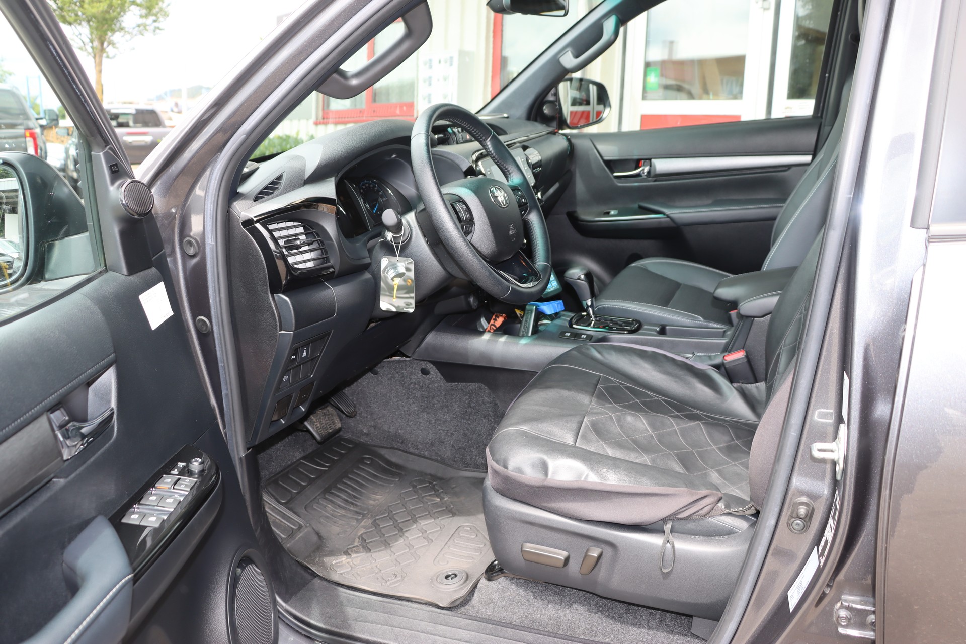 TOYOTA Hilux 2.8D-4D Invincible Double Cab 4x4 A-image-10