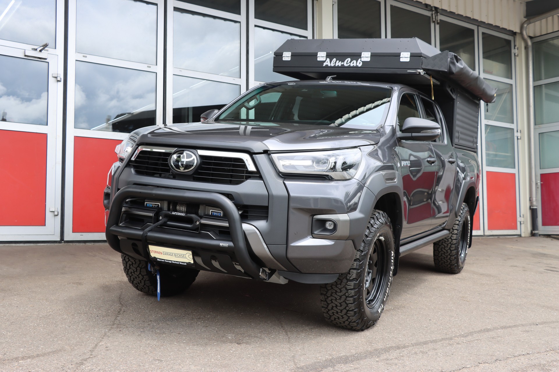 TOYOTA Hilux 2.8D-4D Invincible Double Cab 4x4 A-showroom-element-1