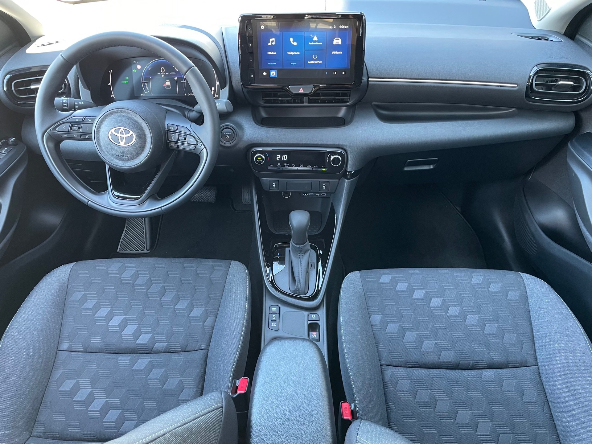 TOYOTA Yaris 1.5 Trend e-CVT-image-12