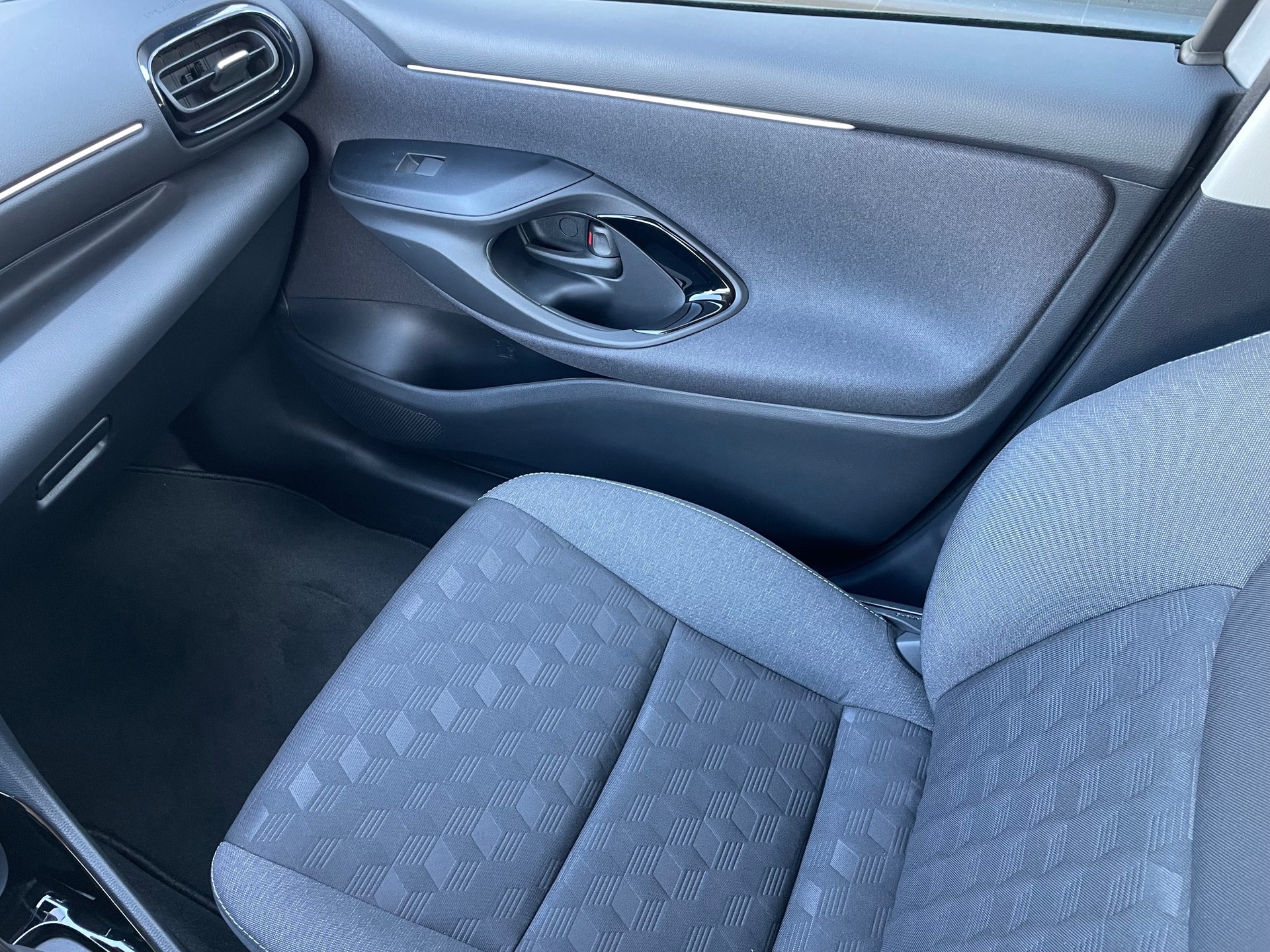 TOYOTA Yaris 1.5 Trend e-CVT-image-11