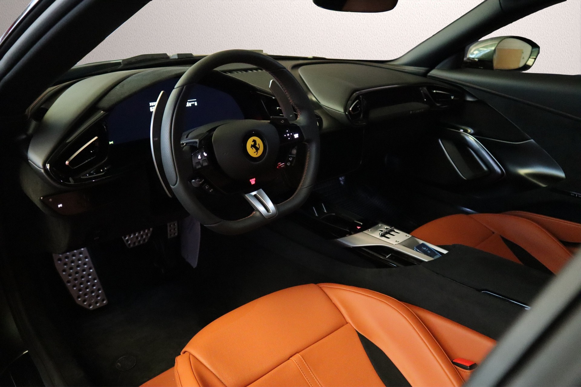 FERRARI 12 Cilindri-showroom-element-2