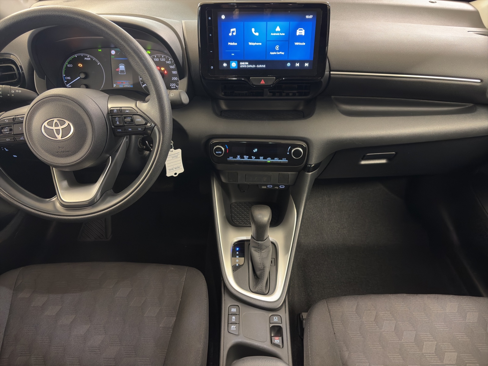 TOYOTA Yaris 1.5 Comfort e-CVT-image-11