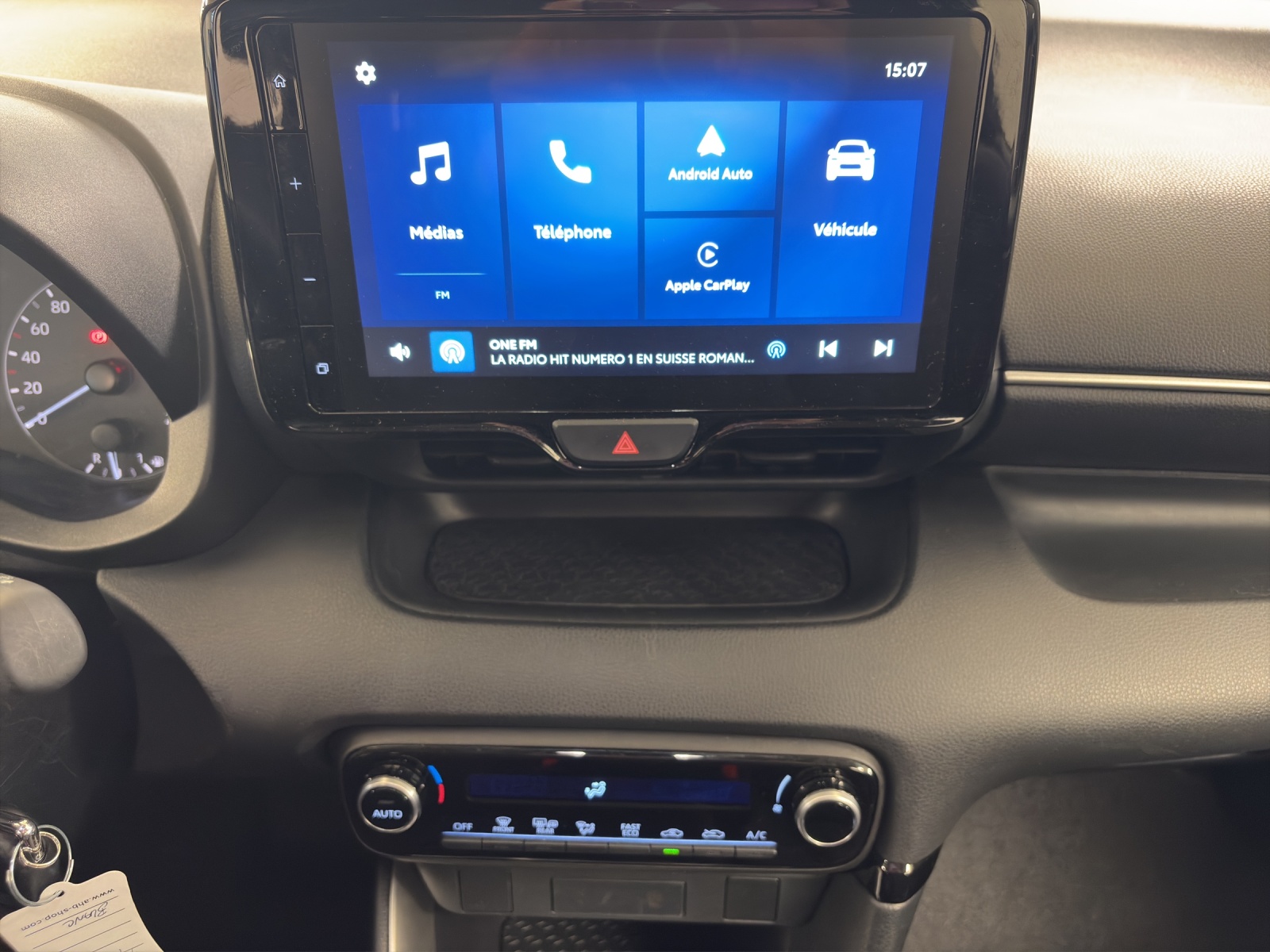 TOYOTA Yaris 1.5 Comfort e-CVT-image-14
